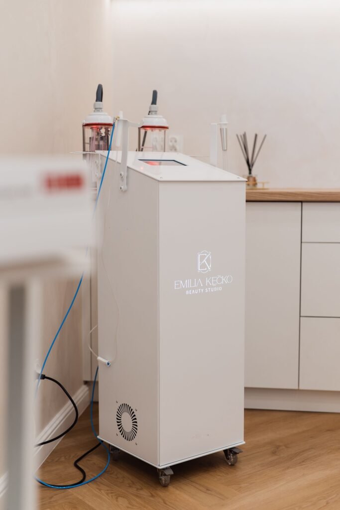 Urządzenie zabiegowe w studiu kosmetologicznym w Suwałkach