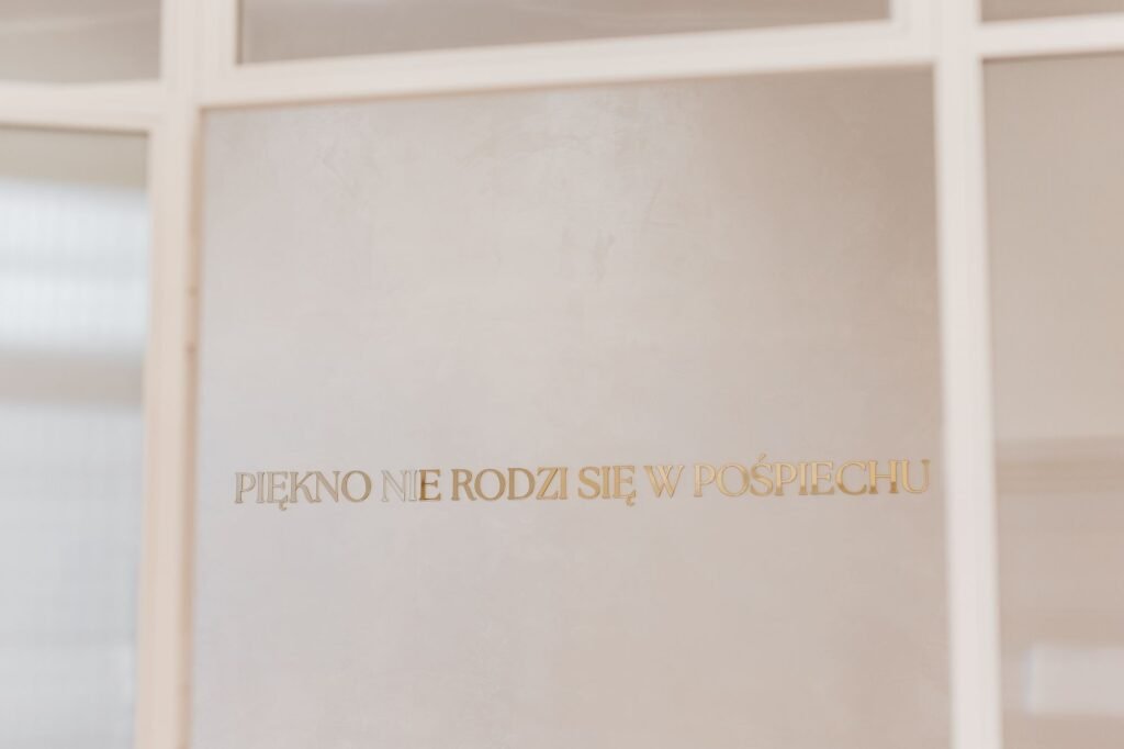Napis na ścianie studia: Piękno nie rodzi się w pośpiechu