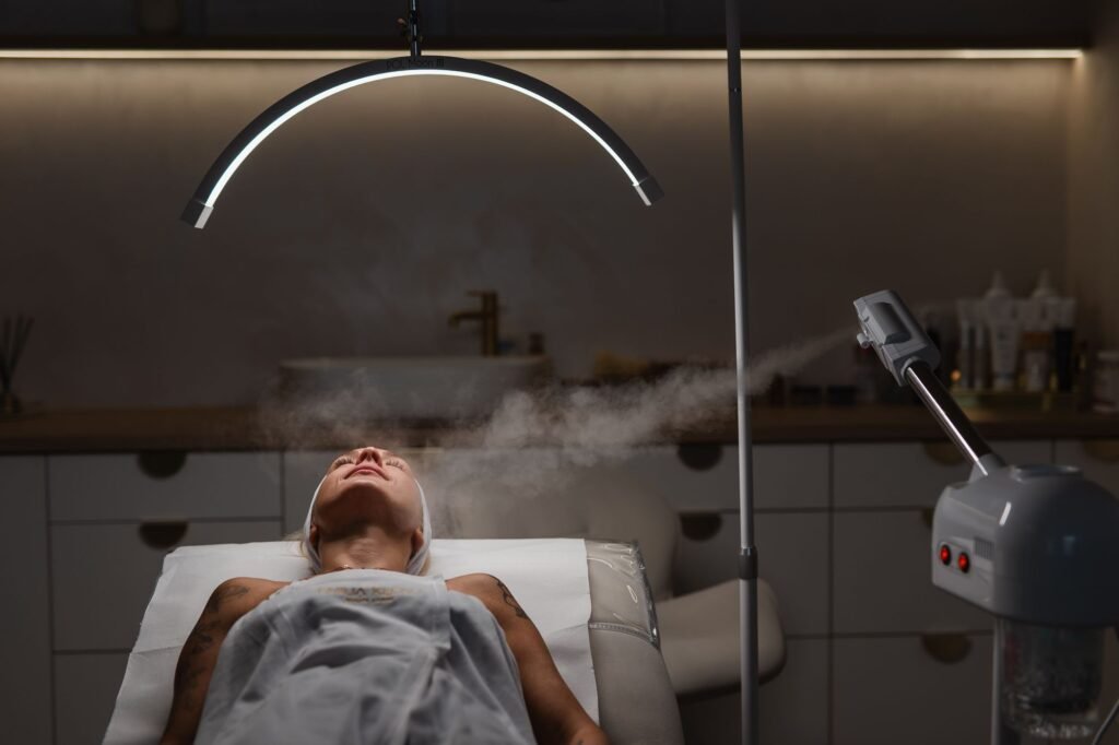 Klientka podczas zabiegu w Emilia Kęćko Beauty Studio w Suwałkach
